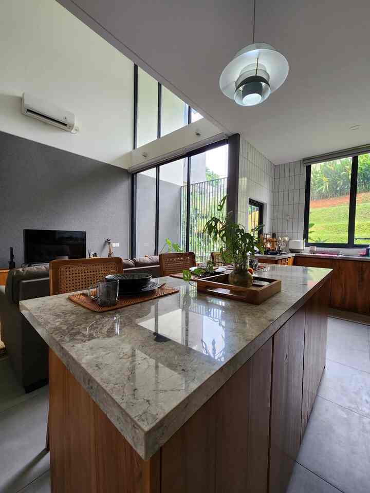 Seluruh ruangan di rumah kami—mulai dari ruang tamu, dapur, hingga kamar tidur—menghadap langsung ke backyard ini. 

Kami memang sengaja menjadikan backyard sebagai pusat perhatian agar rumah terasa lebih luas, segar, dan sehat.

Backyard kami memiliki kontur tanah berundak dan cukup sederhana, hanya ditanami rumput gajah mini supaya mudah dirawat. Tapi jujur, merawat rumput agar tetap hijau, subur, dan sehat bukan hal mudah. Kami sudah beberapa kali melakukan perawatan ekstra, terutama ketika rumput kering, berlubang, atau bahkan mati. 

Meski begitu, kami sangat bersyukur karena backyard ini mampu memberi nuansa berbeda bagi seluruh ruangan di rumah kami. Rasanya, rumah jadi lebih hidup dengan sentuhan hijau yang menenangkan. 

#Backyard #Inspirasitamanbelakang #rumputgajahmini #simplebackyard #ruangviewtaman #tamanhijau #tamanbelakang #tamanhijau 