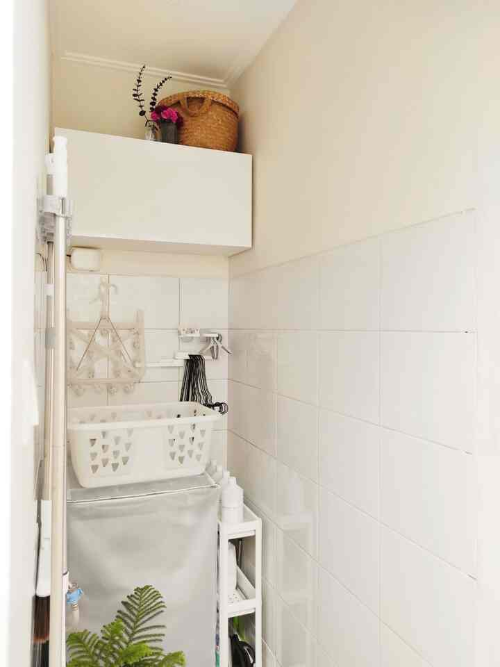 Laundry room on budget, yang penting rapi ✅
Dari developer, sebetulnya ruangan ini dimaksudkan untuk kamar mandi ART, tapi akhirnya kami pugar menjadi ruang mesin cuci agar lebih sesuai dengan kebutuhan keluarga kami. Selain menjaga area mesin cuci tetap bersih karena berada di dalam ruangan, nuansa serba putih kami pilih agar ruang cuci terkesan bersih dan terorganisir. Selain itu, kamu menggunakan jemuran yang bisa dilipat untuk mensiasati ruang terbatas. Atap solarflat pun menjaga ruang jemur tetap bersih, tapi tetap berlimpah cahaya.
#LaundryRoom #RuangCuciFungsional #KeramikPutih #AreaServis #AtapSolarflat