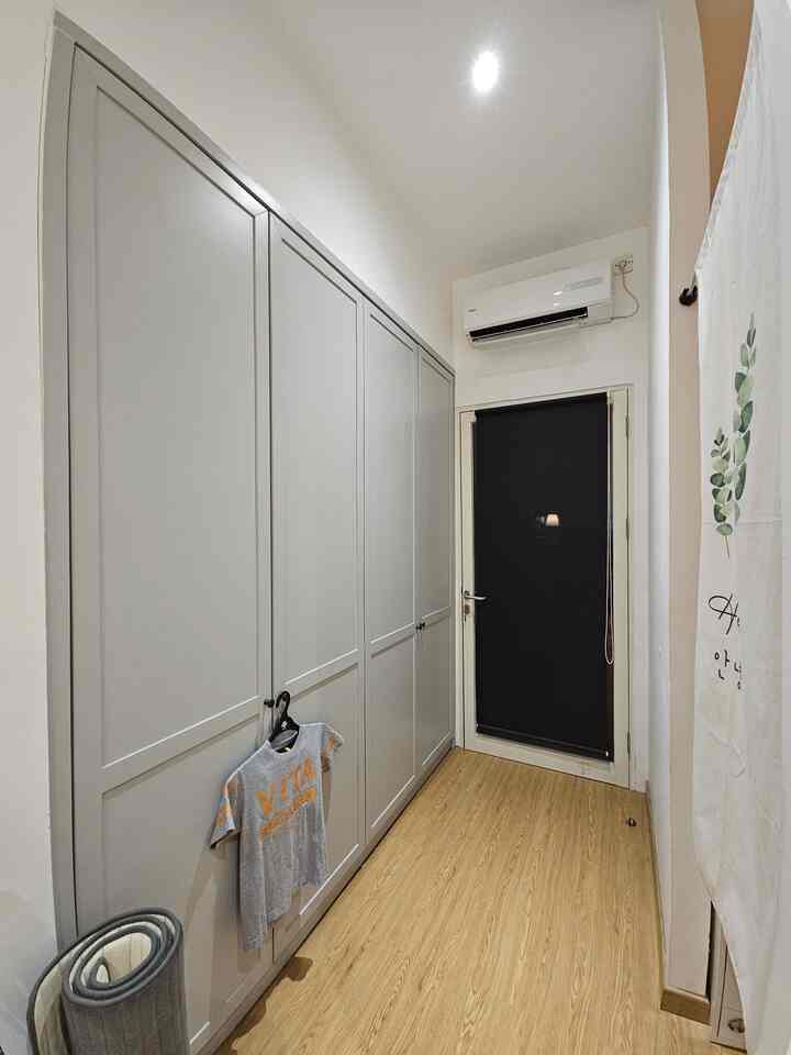 walking closet area kami benar2 kami perhitungkan kebutuhannya sehingga benar2 compact isi nya..
kami hanya tempatkan pakaian2 sehari-hari di lemari kami dan bisa dilihat kamu banyak menempatkan baju lipat agar dimensi (depth) lemari lbh hemat
#walkingcloset #lemaripakaian #furniturehpl #tempatpenyimpanan #lantaivinyl #cat #hpl #pintualuminium #rollerblind #raksepatu #lemarisabun #lampuled