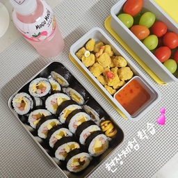 #오홈스토랑 🍱현장체험 도시락🍭
#콘수프기록  
아들이 오늘 처음으로 도시락 가지고
현장체험 학습 갔어요♡ 
서울국립중앙 박물관으로 go 공부하러?! 😂 
코로나시대로 인해 유치원 5살때 빼고
처음 싸봐서 엄마도 설렘💕
아들도 친구들과 도시락 먹는다며 애정가득
좋아하는걸로만 싸봤어요~
할로윈분위기를 좀내볼까해서 
비엔나 미라를 만들어볼까했는데
치즈가 뚝뚝끊겨 실패 ㅎ 검은깨도없고 
한마리만 넣어봤어요🤣😂🤣
오늘 비가와서 날씨는 안좋지만 
즐겁게 다녀오길 바래요~~^^
새벽에 오랫만에 일어나보네요ㅎ
#다이소 #스텐밧드통 김밥넣기 너무좋네요!!
두줄 넣기 좋고 뚜껑도 꽉 닫히고~ !
큰사이즈는 #김밥재료보관 으로도 딱좋아요^^
다음사진에 첨부해야겠어용~
#락앤락도시락통 도 남편도시락 아들도시락 
싸기 좋은 사이쥬예요♡ 노랑컬러라 이뿌고
#다이소스텐반찬통 #김밥 #김밥만들기 #엄마표 #도시락통 
#치즈김밥 #과일 #샤인머스캣 #스테비아토망고 #데코픽
#도시락싸기 #도시락 #김밥도시락 #홈스토랑 #반찬통 #스텐
