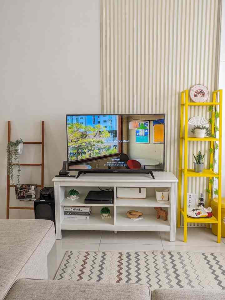 Hi!
senang sekali menjadi bagian dari OHouse. penampakan perdana melalui ruang keluarga kami yang terletak dilantai 2. Kombinasi warna putih, kayu dan kuning membuat ruangan ini terasa sangat manis.
menurutmu bagaimana 🥰
#rumahbajaff #livingroom #ruangkeluarga #ruangtamu