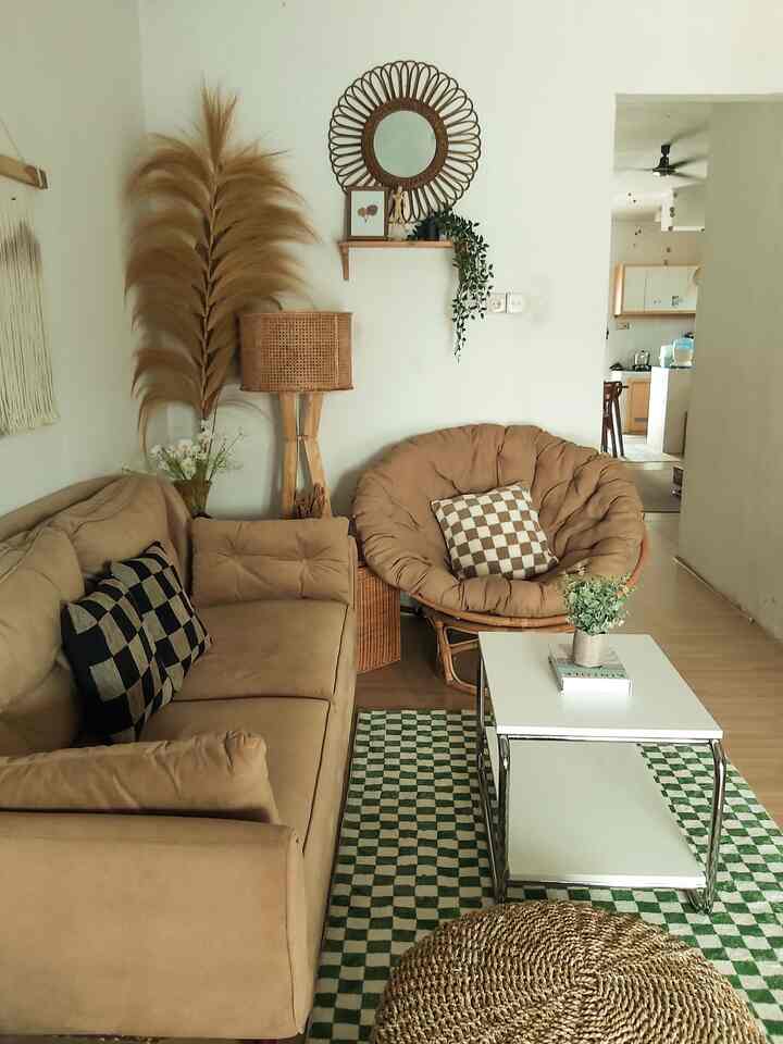 Ruang tamu di Ryuto house, karena emng jarang digunakan dan hanya untuk menerima tamu jadi sering terkesan lebih rapi dari ruangan lainnya. Ruangan ini di dominasi dengan dekorasi berwarna natural dan hijau. Ruangan ini banyak menggunakan furniture berbahan rotan.

#BTNOAS9 #rumahminimalis #rumahjapandi #homedecor #livingroom #stylinglivingroom