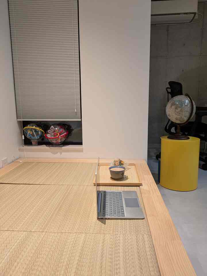 子どもの頃から、場所を変えて勉強することで集中力保ってた💭今朝は床に座って勉強にしよう✎

#ワークスペース
#マンションインテリア
#畳のある暮らし
#小上がり