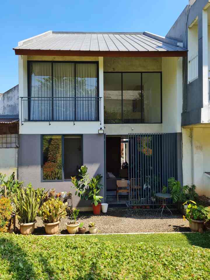 Selamat datang di sisi belakang rumah kami! Yup, rumah kami punya dua wajah, depan dan belakang, dan yang ini adalah sisi back facade dengan sentuhan gaya tropical modern. Kami memilih desain yang simpel dan fungsional, dengan dominasi warna-warna netral dan abu-abu untuk memberi kesan tenang dan elegan. Jendela besar kami di sini bikin suasana makin cozy karena bisa menikmati pemandangan taman belakang yang hijau segar setiap hari.

Desainnya memang sederhana, tapi tetap punya karakter dan mudah dirawat. Gak perlu banyak pernak-pernik, cukup bersih dan rapi. Sederhana tapi cantik, kan? 🌿😊

#TropicalModern #ModernFacade #BackyardView #SimpleHomeDesign #CompactHappyHome #FacadStyle #InspirasiFacad #PagarMinimalis #PagarRumahMinimalis #PagarKayu #PagarBesi #PagarRoaster #PagarPVC #PagarMetal
