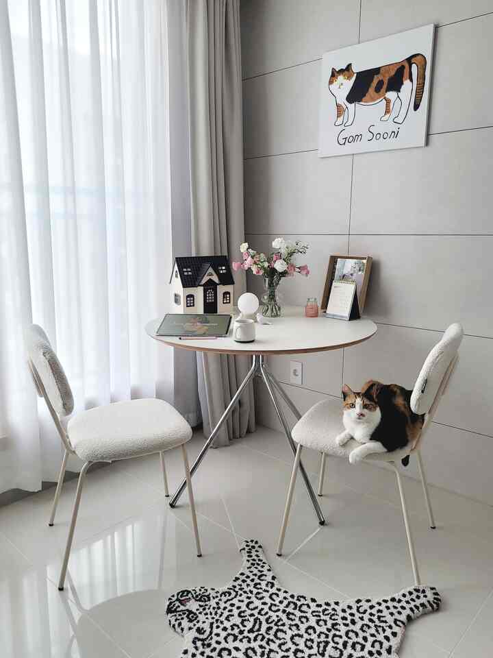 #가구탐구생활 Tempatkan meja bundar dan gunakan secara terpisah dari meja makan.
Meja ini digunakan untuk waktu minum teh, dan bergaya serta
Itu cantik 

✨Repost Rumah Hari Ini + Saya akan followback dan like.

✨Rumah Gomsuni✨
@gomsooni_house 
www.instagram.com/gomsooni_house
(Anda dipersilakan untuk menindaklanjuti :)

#Ikuti saya #거실인테리어 #신혼집인테리어 #신혼집 #집꾸미기 #홈오피스
#Dekorasi Ruangan #데스크테리어 #책상꾸미기 #고양이집사 #컴퓨터방 #만들기
#Barang cantik adalah yang terbaik #서재인테리어 #서재꾸미기 #홈오피스
#Musim GugurAiMyHouse #가구탐구생활 #우리집포토존