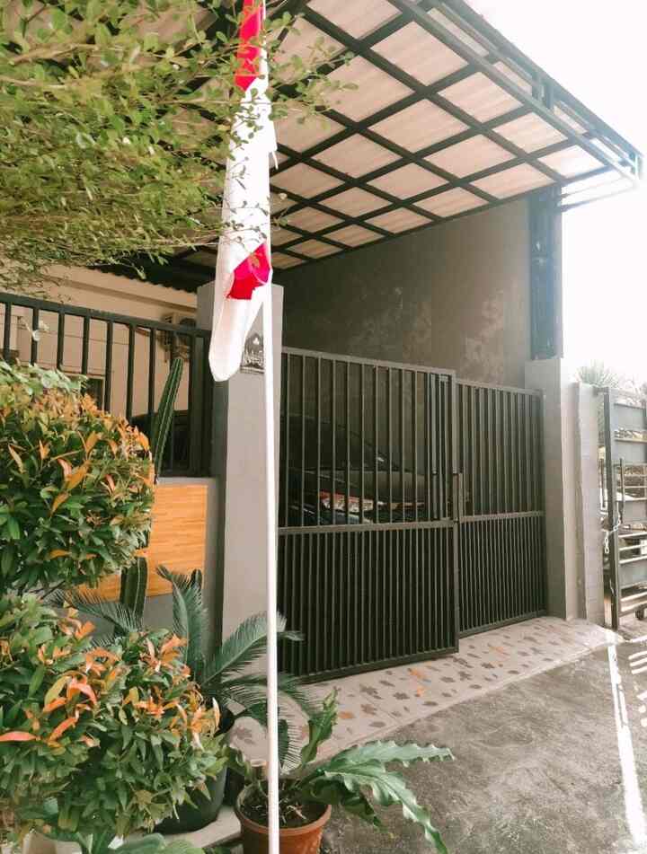 untuk pagar, kami sengaja memilih pagar dari besi hitam sesuai tema rumah kami di outdoor hitam abu2. 

bahan yang digunakan besi dan atap kanopi dengan besi hollow serta kanopi arden untuk atapnya .

Pemilihan model pagar disesuaikan dengan konsep rumah minimalis di perumahan cluster kami. Dan ditambah tanaman hijau didepan rumah agar terlihat lebih asri dan sejuk. 

pemilihan atap bahan arden juga karena mampu menahan panas sehingga tidak terlalu panas saat siang hari. 


#PagarKayu  #PagarBesi  #PagarRoaster #PagarPVC  #PagarMetal
 #InspirasiPagar
#PagarStyle
#pagarminimalis
#besihollow
#kanopiarden
#catabuabu
#warnacatdindingeksterior