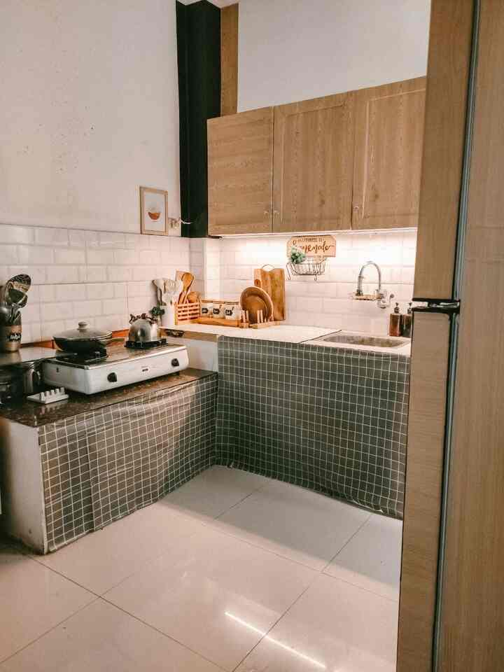 Rumah kami pada awalnya memiliki area terbuka dibelakang karena dari developer memang default rumah tidak full bangunan. Akhirnya kami memutuskan untuk merenovasi menjadi full bangunan dan menjadikannya dapur untuk keluarga kecil kami. Keputusan ini karena selain demi keamanan, juga untuk memaksimalkan ruang karena memang rumah kami tidak terlalu besar. Area dapur ini dengan ukuran 3x 5 meter. Cukup besar untuk dapur ini karena memang saya senang memasak, jadi membuat area dapur menjadi lebih luas. Material yang dipakai pun juga dicari sesuai fungsi dan kebutuhan yang tahan lama dan lebih bagus.


#SmallChangesBigImpact
 #InspirasiRenovasi
#dapur
#meja
#kitchenset
#penutupkabinetdapur
#kompor
#keramikbatubata
#warnacattembokdapur
#spatula
#lukisan

