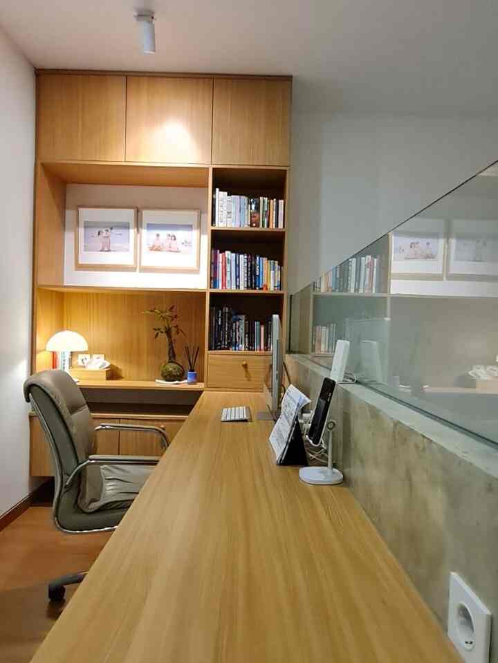 Small renovation, big impact! 

Initially, the plan was to place this home office on the first floor near the entrance. However, because we needed a quieter room and privacy for online meetings, we finally decided to make a workspace on the second floor. Even though the space is limited, the result is still comfortable and functional! 

The key is to choose simple furniture and leave room to move. Now, every corner of this room makes you more focused and productive! 💻🌱

#CompactHappyHome #HomeOffice #HomeRenovation #SmallSpaceSolutions #SmallCangesBigImpact #InspirasiRenovasi #CatUmahMinimalis #WarnaCatRumah #CatLuarRumah #CataruangTamu #WallpaperDinding #WallPaperEstetik #Cat #
