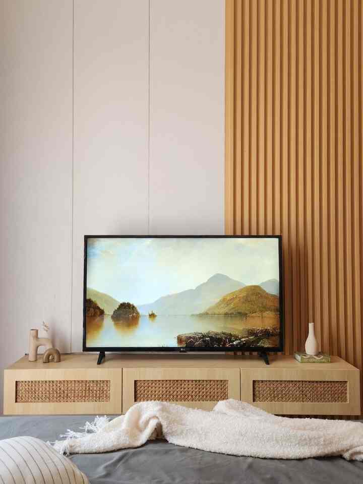 Transformasi Backdrop TV Kamar.
Dinding kamar kami sudah lama mengalami retak-retak rambut yang cukup mengganggu secara estetika. Selain itu kami merasa bahwa dinding kami terlalu polos. Sehingga kami terpikir untuk melakukan renovasi DIY sederhana yang semakin memperkuat kesan scandi di kamar kami.
Kami menggunakan wall panel dan wallboard dengan kombinasi warna natural grey dan wood. Untuk beforenya bisa liat slide 2 ya. Semoga menginspirasi ✨️
#DIYWallBoard
#WallPanel
#BackdropTV
#SmallChangesBigImpact
#InspirasiRenovasi