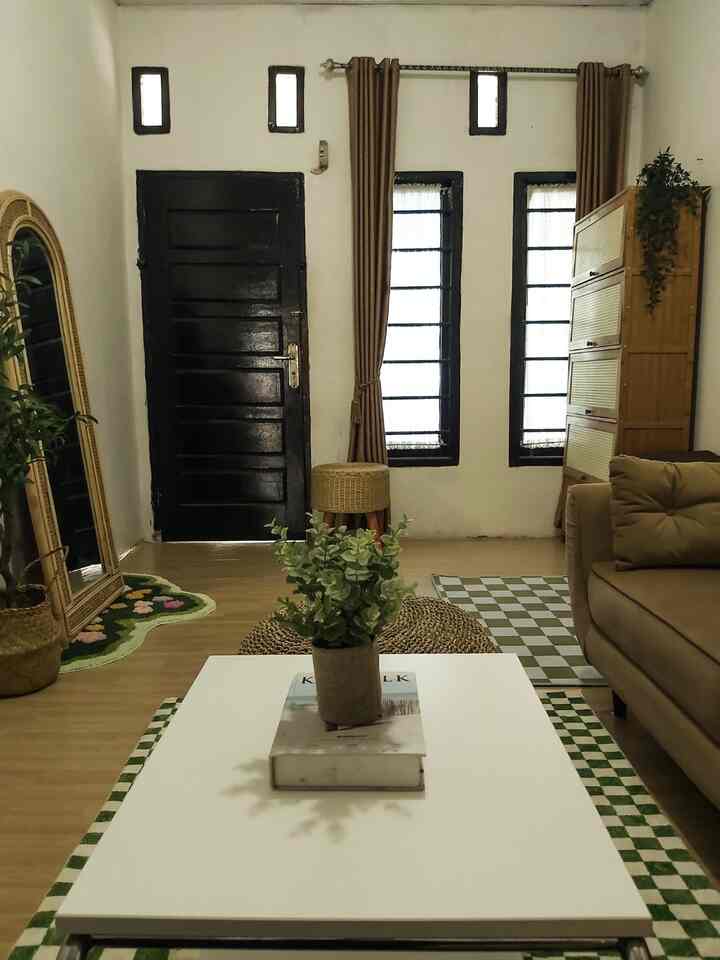 Area kecil tapi berfungsi banget di rumah yaitu area masuk atau foyer. Spot kecil di pintu keluar rumah yang menyatu dengan ruang tamu difungsikan sebagai tempat untuk rak sepatu dan box perlengkapan olahraga dan tas ransel. Di area menuju pintu kami menambahkan cermin full body untuk mempercantik spot tersebut sekalian di fungsikan sebagai tempat bercermin sebelum keluar rumah. Untuk furniture nya kami menggunakan dari bahan rotan dan sesuai dengan konsep rumah. Jadi, selain karena spot ini fungsional, kami juga memaksimalkan rumah minimalis dengan menata sudut sudut rumah sesuai kebutuhan.

#cermininterior #raksepatu #inspirasifoyer #foyerstyle #inspirasuareamasuk #rumahminimalis