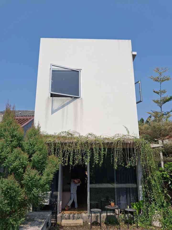 Rumah vibes rumah contoh berubah menjadi rumah vibes Ghibli. Karena apaaa??? Karena ganti pohon, kawand 🌴Jadi, selama 4 tahun ditempati, rumah ini belum pernah ada renovasi besar. Kecil juga kayaknya hampir nggga ada deh (?) Satu perubahan yang paling kelihatan adalah: diganti nya pohon solobium menjadi pohon akasia ini.
Emang bener, dari dulu pohon solobium itu emang udah kayak signaturenya Het Huis. Tapi, pertumbuhan nya yang sangat cepat dan sampahnya yang lumayan banyak jadi membuat kami punya banyak pertimbangan untuk tetap mempertahankan pohon itu. Bayangin, dalam waktu 1 tahun tingginya udah hampir 4 meter! Singkat cerita, akhirnya kami memilih untuk menebang dan mengganti nya dengan yang lain. Jadi, bener ngga kaya rumah Ghibli? hahaha ngarep :P
#TanamanRumah #FacadeRumah #SmallChangesBigImpact #InspirasiRenovasi