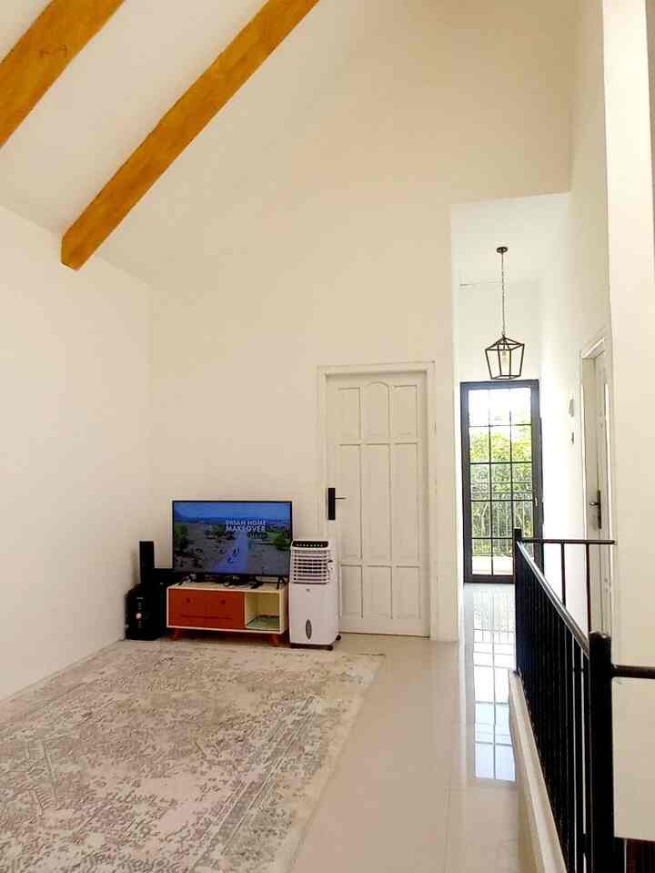 Dulunya ruang ini hanya digunakan sebagai musholla atau tempat beribadah (tanpa tv). Namun, dikarenakan terkadang kami malas untuk turun ke bawah tapi tetap ingin berkumpul di lt.2. Akhirnya ruang ini dialihfungsikan sebagai ruang keluarga. Tapi saat malam tetap kami gunakan untuk sholat berjamaah.
Pada slide 1 ada hallway untuk menuju ke balkon depan rumah dan di atas plafon kami tambahkan kayu artificial agar di lt.2 terkesan natural dan nyaman.
 
#SmallChangesBigImpact #InspirasiRenovasi #MejaTV #AirCooler #KarpetTurki #LampuGantung