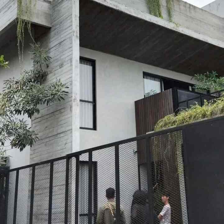 Memilih pagar dengan tema Industrialis cukup mudah karena tidak membutuhkan banyak model.Apalagi untuk fasad rumah kami yang cenderung banyak mengambil geometris tegak lurus.
Tetap menggunakan elemen besi sebagai ciri khas Industrial.
Untuk kesan natural dan tetap sesuai tema rumah yang natural,kita tambahkan unsur batu bata tempel sebagai aksen kontras.
#InspirasiPagar #PagarStyle #PagarIndustrialis #PagarBesi #PagarSemen #PagarBatuBata