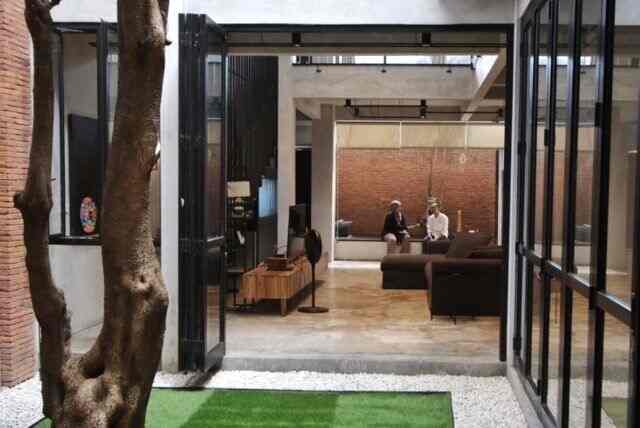 Karena karakteristik utama rumah ini adalah "SEMEN EKSPOSE" jadi kami benar-benar mempersiapkan proses pembuatan lantai semen,dengan memberikan konstruksi besi sebelum pembuatan lantai.
Begitu juga dengan "flying stairs" yang dibuat dengan sudut kemiringan untuk membuat nyaman proses naik turun tangga. Cukup rumit dalam proses pembuatannya meski hasilnya tampak sederhana.
#SmallChangesBigEffect #InspirasiRenovasi #CatRumahIndustrialis #rumputsintetis #BatuBataTempel #LantaiSemen #TegelMotif #InspirasiTangga #InspirasiRailTangga #LantaiSemen