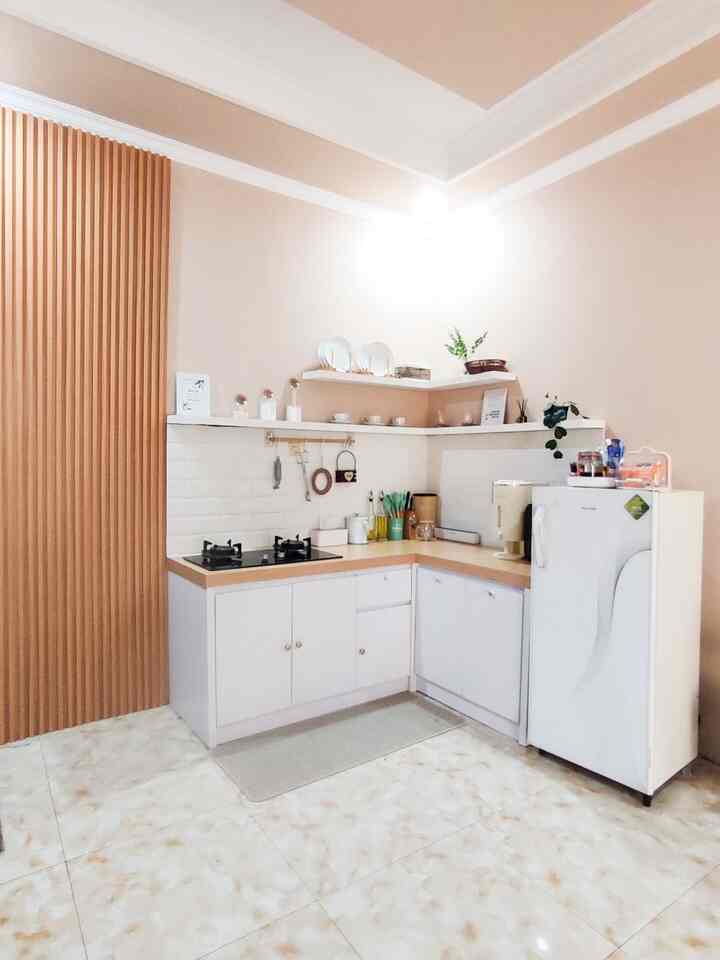 Halo tetangga Online, 
Kali ini aku mau sharing perjalanan kami sampai menemukan dan berjodoh dengan rumah yang kami tempati sekarang ini.
Bener kata orang ya kalau rumah itu jodoh2an, susah susah gampang nyari nya. Tapi setelah ketemu dengan yang pas rasanya Maa syaa Allah ya🥰
Kami memilih rumah ini karena yang pertama adalah lokasi nya sangat strategis, ada ditengah kota dan Deket dengan semua fasilitas umum yang kami butuhkan.
Yang kedua tentunya bangunan dan budget nya ya...
Kami memang ga langsung mengubah atau merenovasi rumah ini, jadi semua kami lakukan perlahan termasuk mengisi furniture dirumah ini.
Ada beberapa area yang kami makeover seperti dapur, teras dan kamar.
Semoga rumah ini menjadi tempat pulang yang nyaman bagi kami sekeluarga.
Yuk ceritain juga perjalanan kalian menemukan rumah idaman ✨

#KitchenSetMinimalis #RuangTamuMinimalist #Cat #WarnaCatRumah #DapurMinimalist #Livingroomideas #MiniHouseTour #CeritaRumahku 