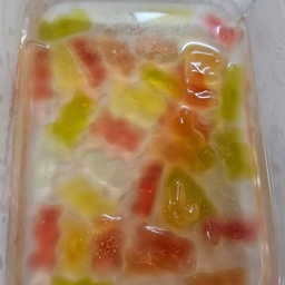 #콘수프기록 #맛팔 #하리보 #젤리 
딸램이 만든 하리보 쿠하쿠토🤗
😀만드는순서😀 난이도 쉬움
1.사이다를 젤리가 잠길정도로 부어준다.
2.냉장보관(12시간이상)🧊
3.거대 젤리를 냉동보관(6시간이상)🐻
4.맛있게 냠냠😋 
"코하쿠토란 일본의 전통과자로 겉은 바삭하고 속은 말랑한 식감을 가진 디저트 호박 사탕이라는 의미 모양이 투명한 보석처럼 반짝여서 붙여진 이름이래요."
식감은 사각거리면서 시원해요.
간식으로 먹기좋아요.😍
