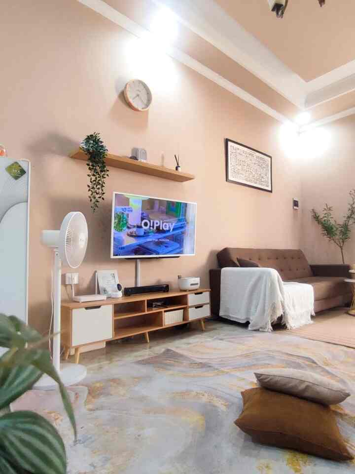 Halo Tetangga Online 
Tv room ini letaknya ada di tengah ruang antara livingroom dan kitchen.
Untuk dekorasinya masih dengan tema Wood and White sesuai tema rumah jadi kami memilih TV dengan list putih dan kabinet tv warna kayu dengan sedikit sentuhan putih.
Begitu juga dengan pemilihan ambalan dan jam dinding semua bernuansa Wood and White.
Semiga menginspirasi 🤍✨

#RuangTv #TVRoom #TvRoomInspo #TvRoomInspiration #DekorasiRuangTv #InspirasiRuangTv #RuangTvMinimalist #DekorasiRuangTv 