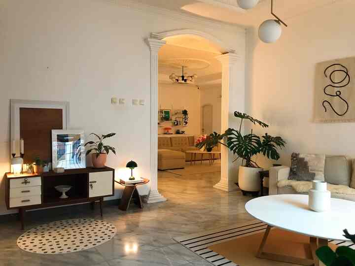 The advantage of a house with an open-space concept is that the room looks spacious but the disadvantage is that if it is messy in one spot, it looks messy all over. Open-shelves in the family room are visible from the living room, so the decoration is made attractive.

#midcenturymodern #openspace #indoorplants #ikeahome #ikea #dekorasiruangtamu #openshelves