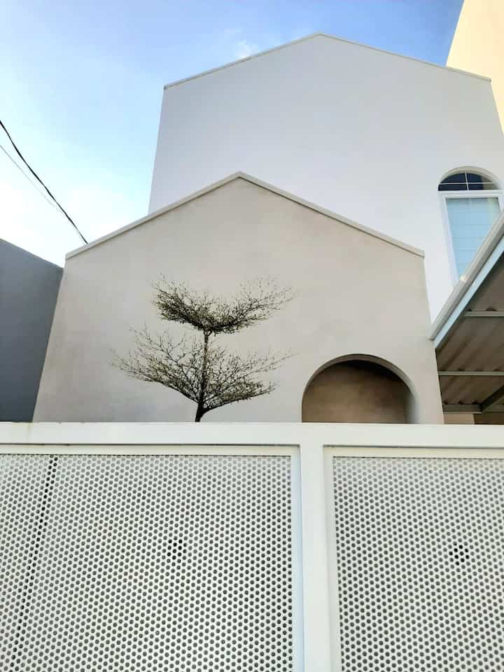 Cari rumah itu kaya cari jodoh. Dan kalau namanya sudah jodoh, percaya lah bahwa proses nya akan dilancarkan. Jodoh tidak akan lari kemana 🤭

Kami punya budget sangat terbatas, tapi punya cita-cita rumah deket orang tua di Jakarta (dalam jangkauan jalan kaki kurang dari 10 menit), yang ok akses lokasi nya ke tengah kota dan fasilitas penunjang. Selama bertahun, hobi itu buka website properti dan setiap wiken jalan kaki ngeliatin rumah2 di sekitaran 🤭

Sampai akhirnya dipertemukan dengan rumah ini yg jaraknya dengan rumah orang tua kurang dari 5 menit. Harganya juga cocok!

Pertama kali kami tahu rumah ini dijual dari website properti, dari agen yg sebenarnya juga bukan agen dari pemilik yg sebelumnya. Hehe ko bisa..ya bisa jawabannya. Dan terbayang ya bagaimana anehnya pertemuan pertama kami dengan pemilik sebelumnya. Pemilik sebelumnya menyangka agen tersebut adalah agen kami, begitu juga dengan kami hehehe..The rest of the story is history. Ya begitulah jodoh 😄

Jadi buat yang belum nemuin jodoh rumahnya, berdoa bersabar dan konsisten berusaha ya! It is really worth the waiting as after that you will spend your life in that home for a loooong time ❤ 

#ceritarumah #rumahmungil #rumahkecil #rumah #home #homedecor #renovasirumah #minihousetour #ceritarumahku #inspirasirumah #rumahskandinavia #dapurretro