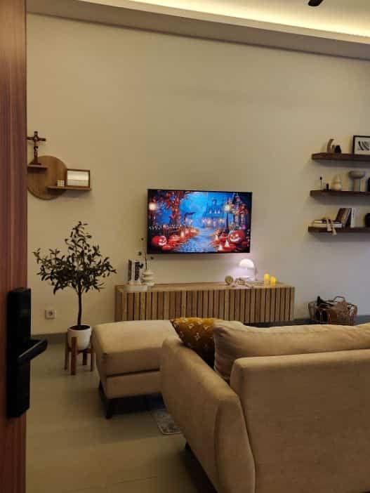 Halloween 🎃👻 simple decor. 
Masih dari spot favorit kami yaitu living room. Sebenarnya hanya dekorasi gelas sederhana ditambah dengan nuansa lampu2 dan lilin. Tapi ternyata lampu itu emang kasih efek suasana banget yah ✨️.
#LivingRoomDecor
#Halloween2024
#InspirasiRuangTamu
#LightingRumah
#HalloweenVibes
#LivingRoomStyling