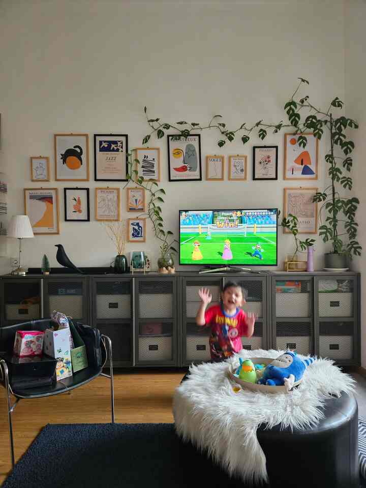 area nonton tv dan tentunya dengan sofa sebagai tempat duduk utamanya
kami kombinasikan dengan karpet dan menggunakan coffee table bench yg  mana aman dari anak2 apabila bermain di area ini
#plafongypsum #mejatv #dindingcat #lantaivinyl #karpetlantai #kusenaluminium #jendelakaca #sofafabric #coffeetable #tvled #minihousetour #ceritarumahku