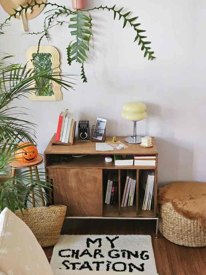 #러그의계절 
Recommended cost-effective mini rugs👍
A mini rug that is great for use in many places, such as in front of the door, in front of furniture, or in front of the sofa! I recommend this lettering rug that is a great value for money item✨️
It has cute and crooked English letters in black on an ivory background that look like handwriting, and it feels neat.
The more I look at it and use it, the more I am 200 percent satisfied with it.
The soft texture feels really good on my bare feet☺️

I am the type who considers cost-effectiveness a lot when buying a product,
but this product is so nice that I bought it right away without hesitation. 😚 If you are looking for a doormat or mini rug,
I highly recommend this 😆💛
#Consup Record #오늘의기록
#I Am Also a Creator #우드인테리어

#Planterior #집꾸미기

#Rug Interior #러그추천

#Follow Me #내돈내산추천템

#My Money, My