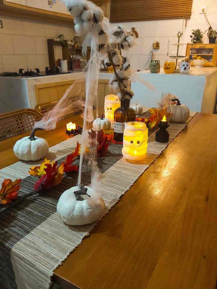 Spooky Season 🎃
Dekorasi ala ala untuk anak karena beberapa bulan belakangan ini yang jarang banget liburan karena kesibukan masing masing. Biar tidak suntuk dan monoton, voilaaaa.. Jadilah beberapa dekorasi dari mainan anak, pajangan rumah, DIY lampu, dan homemade snack untuk menemani weekend anak di rumah kali ini.
Perpaduan furniture kayu, mood lamp dan beberapa dekorasi sesuai tema kali ini, menciptakan suasana yang homey dan warm di rumah sendiri.

#livingroom #diningroomstyling  #kitchenstyling #homeinspo #catrumah #mejamakan #Sofa #spookyseason #pumpkin
