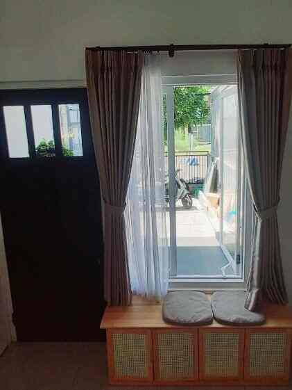 All about windows at dnhouse
Sebelum renovasi rumah ini impian kami adalah punya rumah yang sehat. Setiap ruangan ada bukaan jendela agar sirkulasi udara bisa masuk dan cahaya matahari bisa menyinari rumah  sepanjang hari.
Slide 1: jendela di pintu masuk / ruang tamu
Slide 2: jendela di area ruang makan, dekat taman
Slide 3: jendela di area dapur, dekat laundry area
Slide 4: jendela di salah satu kamar
Pemilihan jendela lebar ini bertujuan agar udara yang masuk bisa melimpah sehingga seluruh ruangan tidak terasa pengap. Semoga menginspirasi ya.
#inspirasijendela #jendelaruangtamu #jendelaruangmakan #jendeladapur #jendelakamar