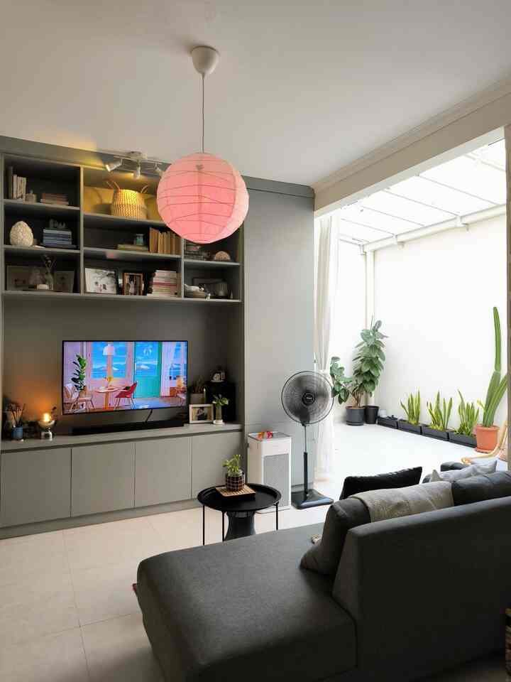 Meski telah cukup lama menempatinya, rumah kami seakan baru menemukan jati diri saat pandemi. Tentunya karena harus menghabiskan hari-hari di rumah saja, kami jadi punya kesadaran untuk menjadikannya tempat tinggal yang bikin betah. Mumpung ada tuntutan untuk memperbaiki bagian-bagian yang rusak (seperti mengganti lantai dan mengecat ulang), kami pun menjadikan momen renovasi untuk melengkapi kebutuhan keluarga kami (menambahkan sunroom dan furniture multi-storage). Selain itu memilih dekorasi yang memorable memberi makna dan karakter tersendiri bagi rumah kami.
#GraniteTile #CatCerah #SofaMinimalis #MejaMakanJati #KabinetTV #KitchenSetRamahKantong #WPCDecking #LantaiVinyl #WallpaperKamarTidur #RakBambu #MiniHouseTour #CeritaRumahku