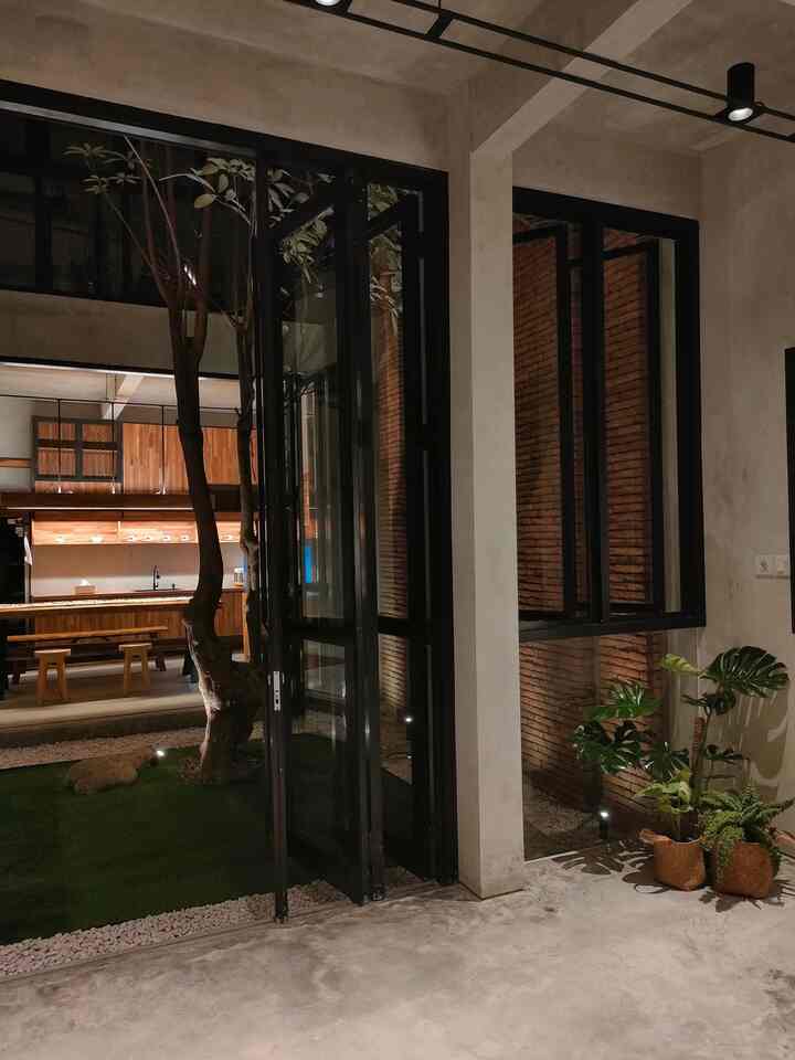 Diberikan kesempatan Allah SWT untuk membangun rumah sesuai dengan keinginan kita berdua adalah sebuah karunia yang lebih dari yang kita harapkan.
Kami sekarang sadar rumah ideal adalah rumah yang kita bangun sesuai selera dan kemampuan perekonomian masing-masing.Jadi bagi kami semua rumah itu akan bagus sesuai dengan keinginan penghuninya.
Kami sendiri memutuskan membuat rumah "semi outdoor" ini tentu dengan segala konsekuensinya sudah dijelaskan di awal oleh arsitek kami.Sirkulasi udara yang bagus akan dibarengi dengan masuknya debu ketika musim kemarau.Banyaknya bukaan akan berisiko masuknya nyamuk jika lingkungan sekitar rumah tidak bersih.
Untuk itu kami memang sengaja meminimalisir barang-barang pajangan supaya tidak menjadi sarang nyamuk dan debu.Furniture kami buat size besar dan beberapa bisa kami pindahkan letaknya.Itu sebabnya interior rumah kami tidak banyak berubah.
Ya beginilah kami .....rumah kami adalah ideal bagi kami.Kalau ada orang lain yang mengagumi rumah kami, Alhamdulillah..tapi kami tidak menutupi kelebihan dan kekurangan untuk tipe rumah industrial semi terbuka ini.Supaya orang lain bisa belajar dari rumah kami.
#sofaIkea #rumahindustrial #rumahterbuka #lantaisemen #tamanindoor #tamankering #MiniHouseTour #CeritaRumahku