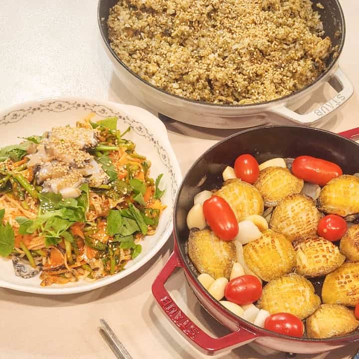 [スターウブ]見つけた！料理チート 🧸🍄‍🟫🍒👍
美味しい料理＋きれいな食卓を作ってくれるハチミツ1位
。
。
今年は本当によく買って便利に使うアイテム🧸
。
。
。
活用度：⭐️⭐️⭐️⭐️⭐️
デザイン: ⭐️⭐️⭐️⭐️⭐️
価格: ⭐️⭐️
。
スターウブは活用度が本当に良いです！！🥰🥰 
小さな鍋から、大きな鍋、フライパン、鍋、 
ホットプレートまで！ 🥰🧸
本当にいろいろな料理が美味しくて暖かく作れますよ!!
毎日毎日スターウブライスポットで鍋を作り、
スターウブフライパンで肉を焼き、スターウブアジアボールに
チゲをボグルボルト煮て、スキレットパンには 
卵フライを焼きます 🍳 👨‍🍳 
。
スターウブのフライパンは色も多すぎるよ🧸🎀
特に私が一番大切な色はホワイトトリュフ色ですよ♡
余りにも色味に高湿な感じがします♡ 
ヨギに料理をすると気分がとても好きです♡
。
そしてスターウブは何よりデザインが本当にきれいです♡
鍋蓋にきれいなロゴから、柔らかいシェイプのデザインまで...
本当に素敵なフランスムードの鍋です🐰🍑🍳
食卓に乗せるには置いても他のプレーティングが必要ないほど
本当にかわいいです🌷🍒💐🎀
。
スターウブポットは鋳鉄+エナメルコーティングされたポットなので
価格帯が少しありますよ🥲
それでも管理を上手くしてくれれば一生使え、何よりスターウブで
アヒルをすると食べ物の味が本当に好きで、私はとても満足しています♡
。
。
購入当時の悩み：コーティングポット、コーティングフライパンの有害性が心配され、一生使えるポットを購入したかったです。そして何より毎日使う調理器具が綺麗になればいいな～と思いました。
。
。
製品を選んだ理由：鋳鉄+エナメルコーティングの鍋で有害性がゼロです！
そして本当にきれいでシンプルなデザイン
気に入って購入しました♡
。
。
実際に使用して良い点：食べ物を食事の最後まで暖かく食べることができる。
鋳鉄鍋+フライパンの特性である熱保存力のおかげで
食事が終わるまで本当に暖かく食べられます！
。
。
食べ物の味が本当に良いです。スターウブライスポットで作った
鍋を食べていつも1ボウル食べたご飯を2ボウル食べます！
ご飯につやがあります〜〜流れます！
スターウブフライパンでサクッと焼いたサムギョプサル
温かい鍋で一杯食べる〜
辛いフライパンにご飯+キムチ+残りの肉で
チャーハンを食べると本当に本当に最高のおいしいです👍 

皆さんもスターウブ悩んでいれば…！
悩みストップ!!すぐに購入してください😍🐶🍀
。
。
。
＃2024ザルサンテムリビュー大会＃スターウブ
#スタウブ鍋
＃日常＃日常記録＃ftc8のストーリー＃ftc8＃今日のシーンカット＃趣味を楽しむ＃料理＃ディナーメニューおすすめ 