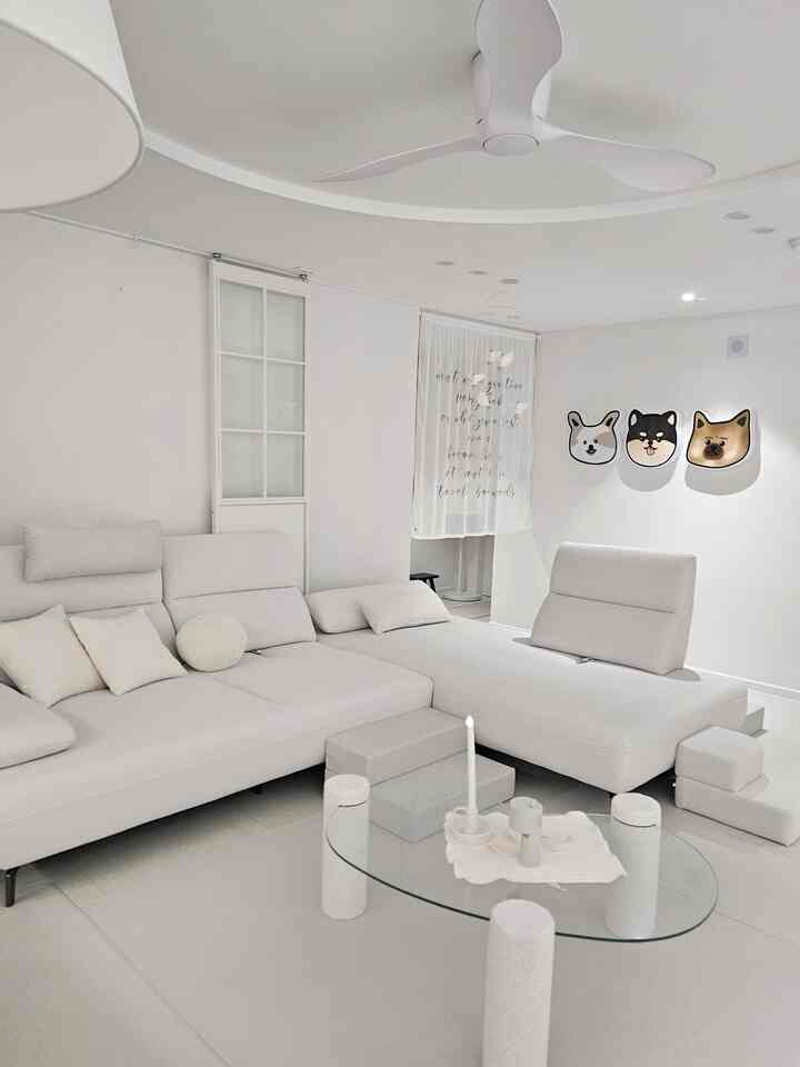 明るいホワイトとグレーの色調のリビング、4人用オープンコーナーファブリックスウィングソファとガラステーブルが調和したモダンな空間