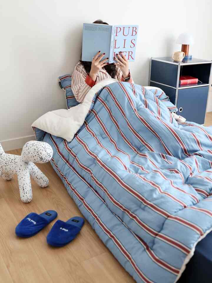 「深く眠るストライプ極細糸寝具」 
子供たちが学校に行ったので、お母さんが撮りましょう。

😍最近の極細糸寝具はこんなにきれいですか？感覚的なストライプパターンデザインが本当にきれいです。カラーデザインは5種類！
従来、極細布団は重くて苦しいという認識がありました。  #겨울이불 #극세사이불 #깊게자요 #침실 #침실인테리어 #침구 #인테리어 