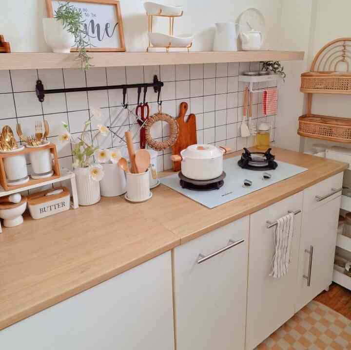 ⚘️Hai selamat malam.. perdana posting..
dari dapur mungil dengan banyak perintilan yg didominasi warna white dan wood. Ada banyak perintilan yg menurutku cukup estetik di dapur ini, perdana aku tag 3 produk dulu ya, bisa tap difoto..

Ambalan yang tampak itu panjangnya 110cm dan 30cm warna oak. untuk panjang keseluruhan ambalan aku pakai 2pcs yg panjangnya 110cm dan 2pcs yg panjang 30cm.
meja dapur aku pakai Knoxhult Ikea
keramik dapur pakai Ellagress precut yg motif kotak-kotak
#dapur #rakdinding #dapurikea 