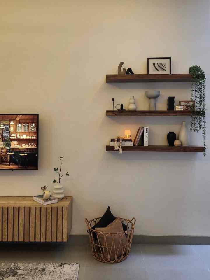 Shelving adalah salah satu cara kami mengubah dinding polos menjadi spot estetik. Tinggal ditambahin perintilan dan sedikit sentuhan lampu, auto jadi spotlight ✨️. 
#MyHouseInspiration
#LivingRoomIdea
#ShelvingDecoration
#WallDecor
#AmbalanRumah
#HomeLighting
#VaseEstetik