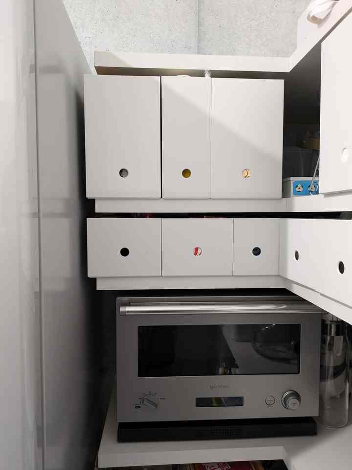 パントリーの隅🥐
ボックスの中は、布類・子供パーティー皿・お茶関係・ふりかけ等、スカスカだとしても細かく分類☝️
バルミューダのオーブンレンジはもはや楽器🎷🧡

#パントリー
#パントリー収納
#キッチン
#マンションインテリア
#収納