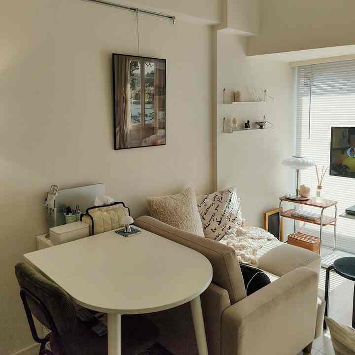 片側だけラウンドになっているテーブルは使いやすいです！
#ハーフムーンテーブル
#1K 
#一人暮らしインテリア
