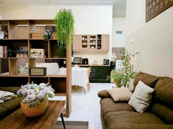 Hallo ini ruang tamu Rumah Fatih, dengan ukuran 3m x3m berstyle minimalis japandi adalah konsep yang tepat agar ruangan terlihat lebih luas. Diruang tamu ini banyak menggunakan aksen kayu, mulai dari kabinet pembatas, Kaligrafi timbul, meja tengah maupun meja sudut. Kenapa memilih konsep japandi minimalis, karena aku sangat suka dengan konsep sederhana dan hangat, sehingga aku tuangkan konsep japandi ini untuk mendekor disetiap ruang Rumah Fatih, tak lepas juga untuk ruang tamu ini. Menerapkan konsep minimalis japandi untuk mendekor ruang kurasa adalah pilihan yang sangat tepat karena japandi sangat identik dengan warna ruang yg netral seperti putih, cream, coklat, dan abu2 serta aksen kayu sehingga sangat cocok untuk kamu yang menyukai konsep minimalis dan sederhana.

tips dariku untuk mendekor setiap ruang agar terlihat sederhana dan minimalis terkesan hangat adalah dengan menggunakan konsep japandi , kamu bisa memulai dengan memilih warna netral yg selaras disetiap ruang, mulai dari warna cat dinding, funiture, plafon, lantai, pemilihan lampu dan berikan sedikit sentuhan hijau, contohnya dengan aksesoris tanaman hijau artificial agar lebih terlihat alami.

#ruangtamu #japandiminimalis #japandi #sofaminimalis #inspirasiruangtamu #inspirasirumahminimalis #catdindingrumah #cat #kabinet #kaligrafi #bantalsofa #Rumahjapandi