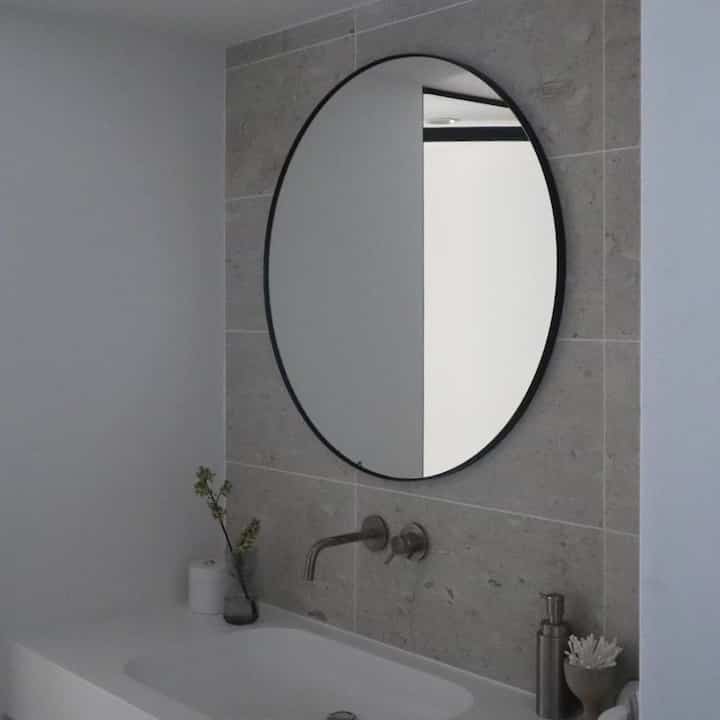 The sink was one of the areas we paid particular attention to during the renovation. It faces the hallway and has an open design.
We also wash our dog's feet here after walks.
#Bathroom #洗面台 #廊下 #犬との暮らし