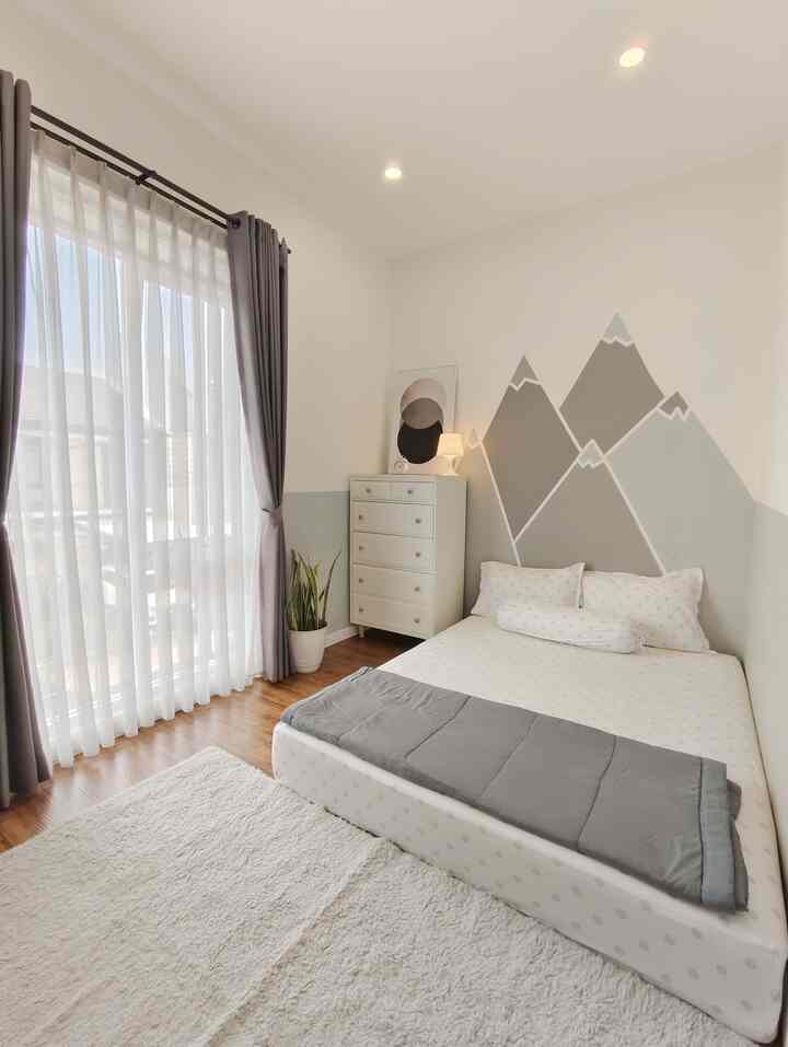 Scandinavia Bed Room for Kids 

Menciptakan ruangan kamar anak yang simple tapi super cozy dengan sentuhan 3 kombinasi warna netral yaitu abu, dan white & wood sebagai elemen kunci warna Scandinavia sesuai dengan tema utama rumah Kami. Penambahan motif gunung dari gradasi warna abu pada dinding menambah unsur dekoratif yang sempurna. Kamar anak tidak harus mewah dan luas tapi fungsional. 

#MyHouseInspiration #ScandinavianBedRoom #LemariAnak #Jam #InspirasiCatKamarAnak #ScandinavianBedRoom #KarpetBulu #LampuTidur #PotBunga #PlintLantaiPVC