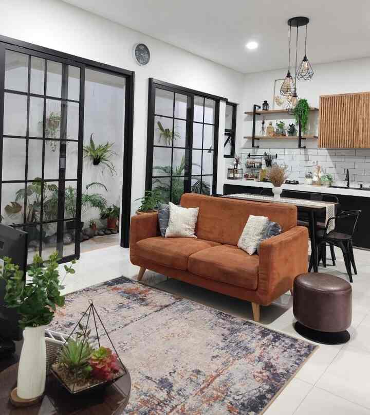 Konsep interior rumah.woori ini berkonsep industrial. Karena rumah kami berlahan kecil sehingga konsep industrial ini dipadukan dengan denah terbuka atau open space dengan perabotannya diatur untuk membagi ruang. Pemilihan material dan furniture didominasi oleh besi dan alumunium berwarna hitam, dipadukan dengan elemen kayu dan pemilihan warna sofa dengan warna netral. Agar berkesan luas dan terang, pemilihan warna  lantai dan dinding kami pilih warna terang. 

 #rumahwoori #rumahindustrial #industrial  #industrialinterior #openspace #livingroom #diningroom #kitchen #sofa  #sofaminimalis #mejamakanindustrial #dapurindustrial #industrialkitchenset  #kitchenset #dapurmodelcantik #dapurmodern  #inspirasiruangkeluarga #inspirasiruangmakan #inspirasidapur  #homeinspiration 