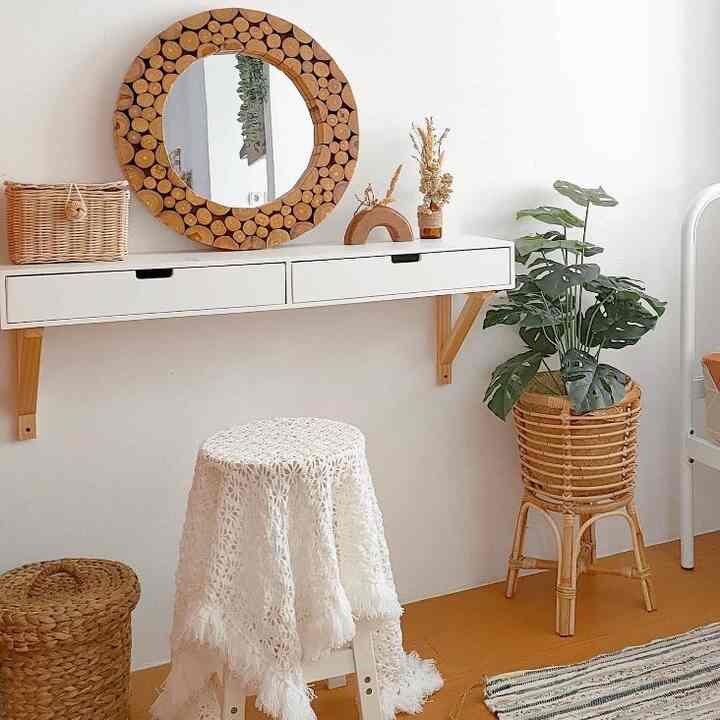 Japandi Bohemian adalah style interior apartmenku. Meja rias di bedroom lebih hidup dgn dekor artificial plants dan macrame serta blanket. 
#myhouseinspiration #mejariad #dekorasikamartidur #dekorasirumah #Dekorasikamar 