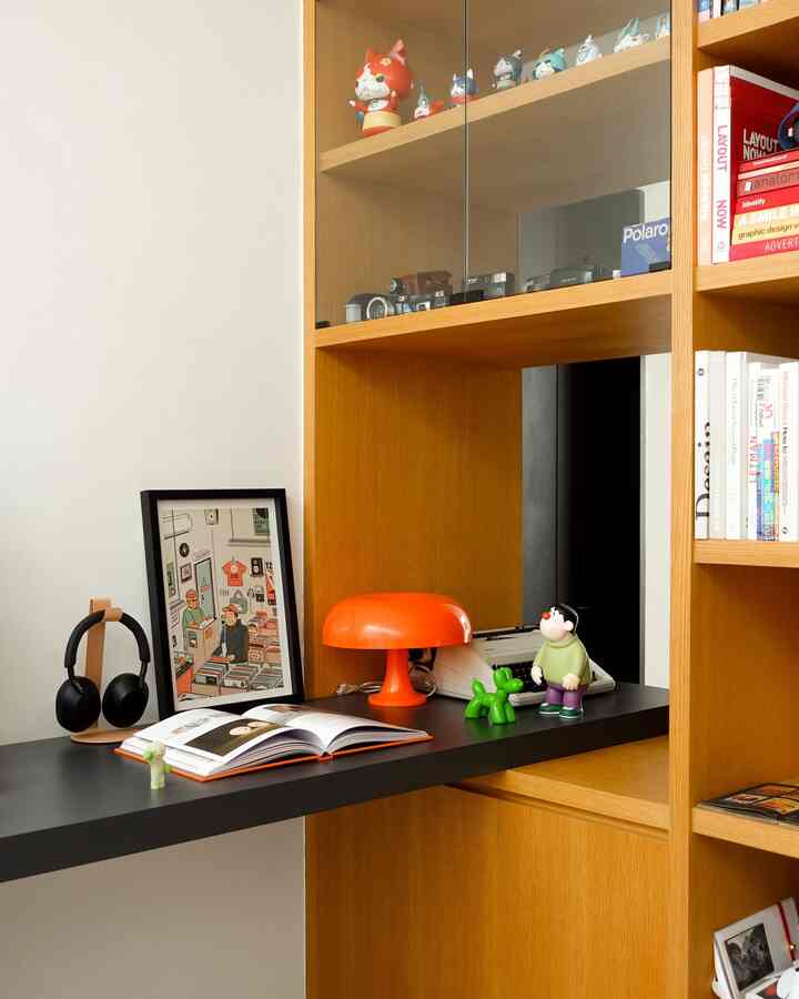 Our favorite spot in our home office! This corner decorated with artwork and toy figures adds a fun element and makes working from home even more fun 🥰
#MyHouseInspiration #LampuEstetik #LampuMushroom #ToysFigure #Artwork #Books