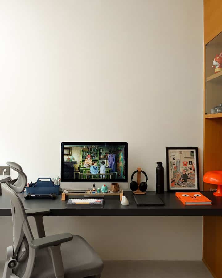 Rumah kami bergaya Scandinavian Modern, dengan nuansa hitam-putih dan aksen kayu yang cozy. Dipadukan dekorasi yang fun dan estetik, bikin tiap sudut ruangan lebih enjoyable dan menunjukkan karakter kami sebagai pekerja kreatif 🥰
#KursiErgonomis #RuangKerja #HomeOffice #CatDinding #MejaKerja #IssetHouse #Scandinavian #RumahModern #RumahScandinavian