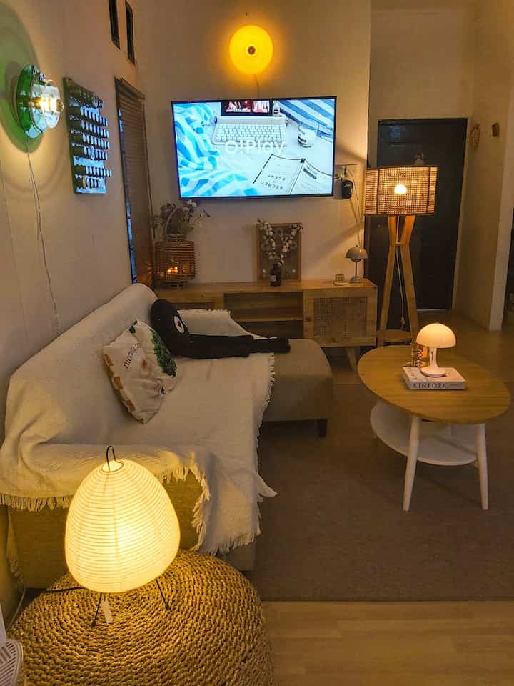 Night vibes di ruang kumpul keluarga.
Penambahan mood lamp bener2 bikin suasana yang homey banget, jadi betah Berjam jam disini ☺️.

#Myhouseinspiration #sofaminimalis #lampu #livingroomstyling #livingroommakeover #nightvibes #karpetlantai #lampudinding #rug #throwblanket #kalenderaesthethic