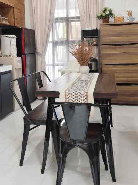 Natural brown tone kitchen and dining table, a clean and minimal 4-person dining space