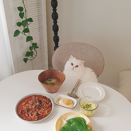#오홈스토랑 #콘수프기록 
주말이니 제대로 차려서 먹기 💛
낙지볶음에 콩나물 넣고 날치알까지 준비해서
야무지게 쌈싸먹었어요~
날치알에 마요네즈 조합 역시 최고👍🏻
다 먹고 후식(?) 볶음밥까지 해먹었답니다!
벌써 주말이 후루룩 가고 월요일을 앞두고 있네요(으앙)
그래도 즐겁게 한주 맞이해보아요 ㅎㅎ
#주말일상 #주말점심 #낙지볶음 #한끼식사 #한그릇음식 
#플레이팅 #플레이팅접시 #요리플레이팅 
#화이트인테리어 #화이트테이블 #hpl테이블 
