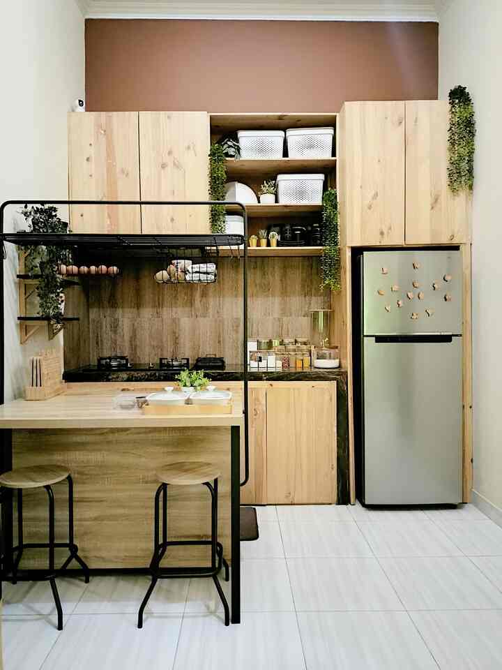 Hallo ini adalah dapur dirumah fatih yang bergaya japandi dengan ukuran 3m x3m, dapur sangat sederhana atau biasa aku sebut dapur segaris. Dapur ini kami desain  dalam balutan konsep japandi, dapur pada umumnya  terdiri dari kompor kulkas dan meja. Dan sekarang kebanyakan dapur menggunakan kitchen set, dan dapur kami tak luput dari itu, kitchen set yg kami punya terbuat dari bahan kayu pinus, kenapa kayu pinus? karena kayu pinus sangat terjangkau, berwarna krim muda dan yg paling menarik adalah serat alaminya yg sangat menonjolkan ke estetikan🥰😇. Dan alasan ku memilih konsep japandi ini adalah karna aku sangat suka warna semi yg penuh kedamaian tidak terlalu banyak warna dan antara objek satu dan objeklainnya selaras.

#dapur #kitchenset #inspirasidapur #kitchensetminimalis #japandi #kayupinus #toplesbumbu #topleskaca  #peralatandapur  #peralatanmakan #inspirasiruangmakan #Cat #mejamakan #modeldapurcantik