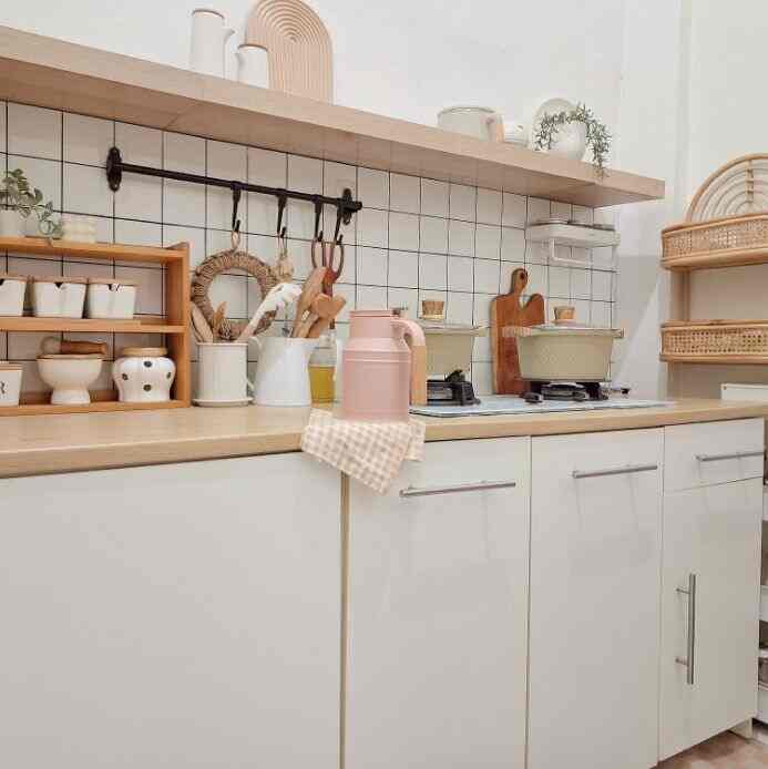 Dari dapur tanpa Cor semua kabinet dan ambalan beli jadi ini masih tetap kokoh diusianya yg sudah 5 tahun.
Dapur dengan bentuk L dengan kabinet bawah tertutup dan bagian atas ada kabinet tertutup, namun dominan ambalan.
kabinet bawah terdiri dari 3 kabinet
Ambalan atas terdiri dari 4 ambalan
Semoga menginspirasi yg ingin punya dapur tanpa cor ya

#myHouseInspiration #kitchen #dapur #dapurikea #homestagram 