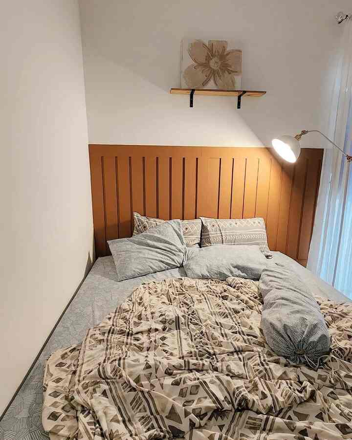 My Cozy Bedroom

Secara keseluruhan semua dekorasi ruangan di rumahku aku lakukan pelan-pelan, misalnya pada kamar tidur ini. Kamar tidurku ini awalnya pakai headboard sepaket dengan dipannya, seperti pada umumnya, tapi pas anakku mulai gede akhirnya kuputuskan untuk ganti headboard pakai wall batten yang otomatis bisa dicat sesuai keinginan, akhirnya aku cat lah dengan warna coklat, aku pilihnya warna-warna natural lalu aku padankan dengan lukisan kanvas DIY dan ambalan, vintrace putih dan standing lamp yang temaram membuat suasana tampak hangat dan cozy. 

Jadi, untuk dekorasi rumah ga perlu langsung semuanya instant ya teman-teman, sesuaikan dengan budget dan bisa dilakukan pelan-pelan 🤍🤍 #MyHouseInspiration #kamartidur #wallbatten #standinglamp #ambalankayu #dekorasikamar #kamar #cozyroom #inspirasikamar